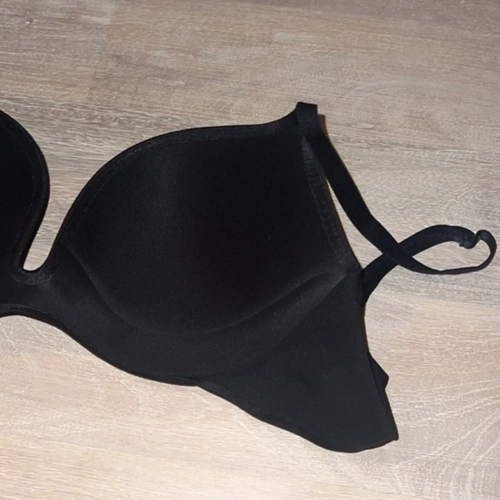 Victoria’s Secret Black Plunge Padded‎ Push Up Bra 32D